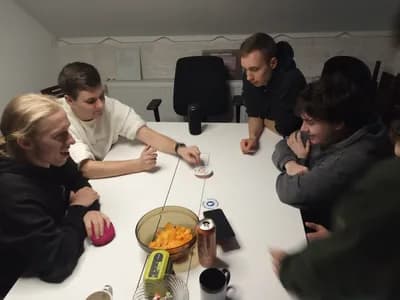 Wspólna gra w Dobble – moment pełnego skupienia i szybkiej reakcji grupy.