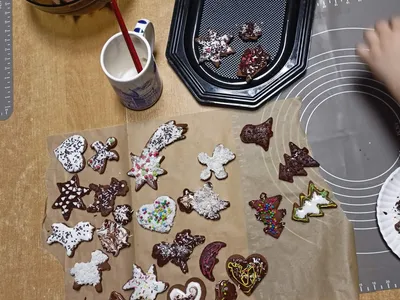 Gotowe, kolorowe pierniki wykonane przez podopiecznych Bożego Podwórka